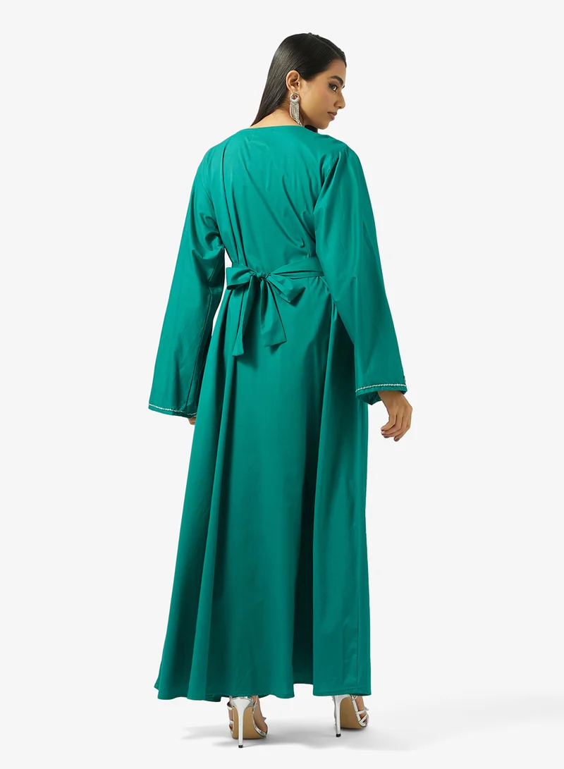 هيا كلوزيت جلابية مطرزة بالزهور في الأمام وحزام